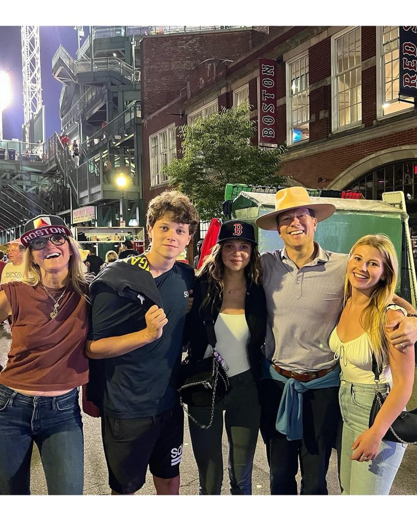 Mel Robbins Net Worth, Age, Height, Weight, Relationships, Biography on Wikipedia, and Family